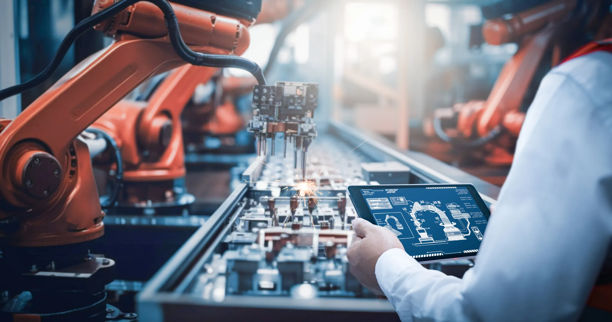 Automatisierte Produktionslinie mit Industrierobotern, Ingenieurin mit Tablet